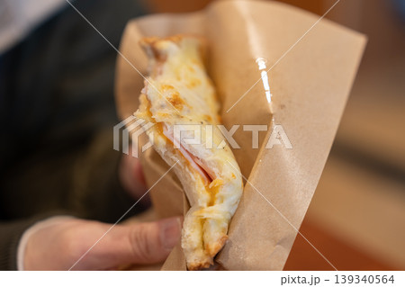 ピザトーストを食べる ピザトーストを食べる 139340564