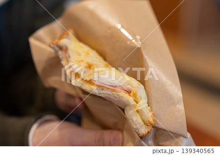 ピザトーストを食べる 139340565
