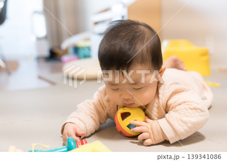 おもちゃのボールをかじる日本人の赤ちゃん男の子 おもちゃのボールをかじる日本人の赤ちゃん男の子 139341086
