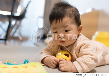 おもちゃのボールをかじる日本人の赤ちゃん男の子 おもちゃのボールをかじる日本人の赤ちゃん男の子 139341087