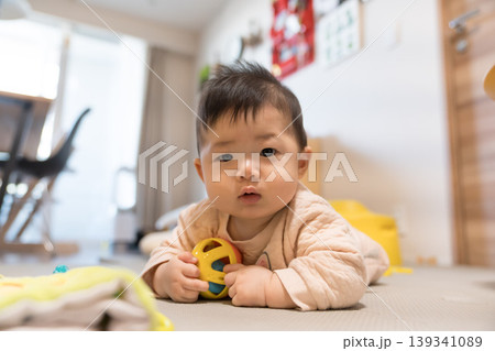 おもちゃのボールをかじる日本人の赤ちゃん男の子 おもちゃのボールをかじる日本人の赤ちゃん男の子 139341089