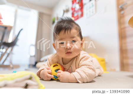 おもちゃのボールをかじる日本人の赤ちゃん男の子 おもちゃのボールをかじる日本人の赤ちゃん男の子 139341090