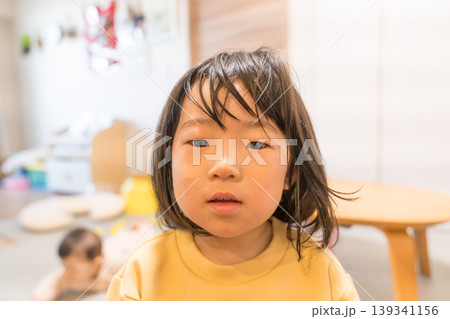 リビングで上目遣いをする日本人の女の子の幼児 リビングで上目遣いをする日本人の女の子の幼児 139341156