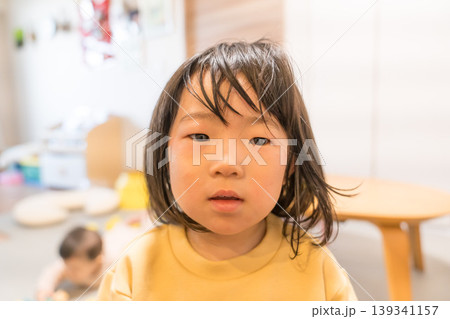 リビングで上目遣いをする日本人の女の子の幼児 139341157