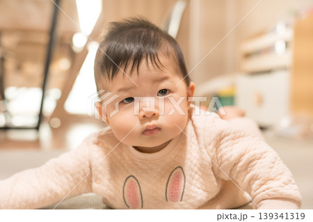 うつ伏せでカメラを見つめるうさぎ柄ロンパースの日本人の男の赤ちゃん うつ伏せでカメラを見つめるうさぎ柄ロンパースの日本人の男の赤ちゃん 139341319