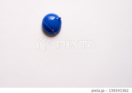 白い画用紙の上に青色の絵の具 白い画用紙の上に青色の絵の具 139341362