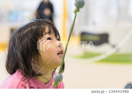科学館の展示物で遊ぶ日本人の女の子の幼児 科学館の展示物で遊ぶ日本人の女の子の幼児 139341490