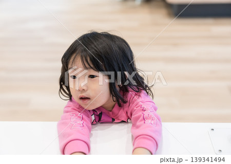 科学館の展示物で遊ぶ日本人の女の子の幼児 科学館の展示物で遊ぶ日本人の女の子の幼児 139341494