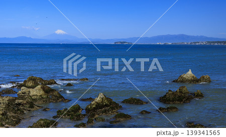 湘南海岸から望む、海越しの冬の富士山 139341565