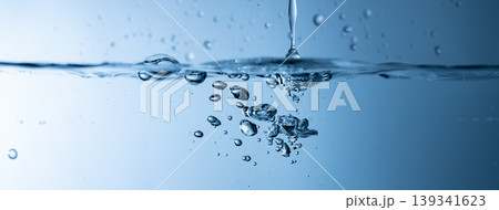 水を注ぐ 水を注ぐ 139341623