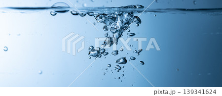 水を注ぐ 水を注ぐ 139341624