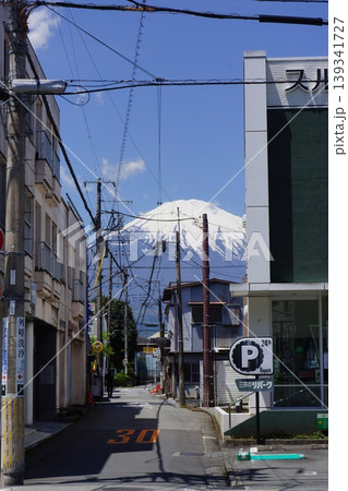 静岡県御殿場市の御殿場線御殿場駅周辺から富士山方面を臨む風景 静岡県御殿場市の御殿場線御殿場駅周辺から富士山方面を臨む風景 139341727