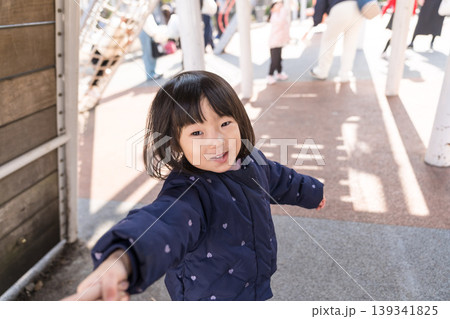 公園の遊具で遊ぶ日本人の女の子の幼児 139341825