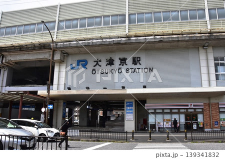 大津市　湖西線大津京駅と駅前風景 139341832