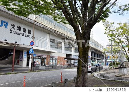 大津市　湖西線大津京駅と駅前ロータリー 139341836
