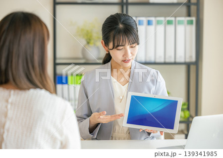 タブレットを持って提案するビジネスウーマン タブレットを持って提案するビジネスウーマン 139341985