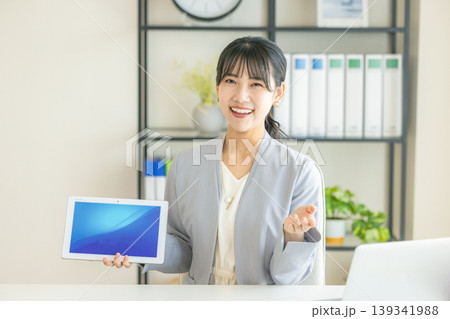 タブレットを持って提案するビジネスウーマン タブレットを持って提案するビジネスウーマン 139341988