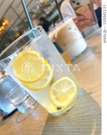おしゃれなカフェでティータイム おしゃれなカフェでティータイム 139342131