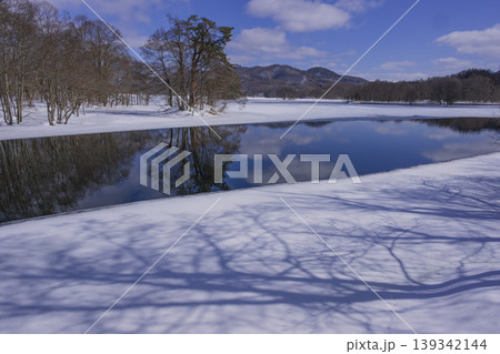 雪に覆われた湖 139342144