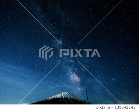 富士山の上空に壮大な天の川と満天の星空が広がる幻想的で神秘的な夜景風景 139342148