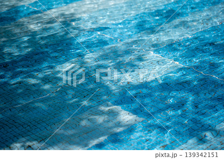 背景素材 太陽にきらめくプールの水面・青色・水色 イメージ 背景素材 太陽にきらめくプールの水面・青色・水色 イメージ 139342151