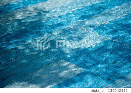 背景素材 太陽にきらめくプールの水面・青色・水色 イメージ 背景素材 太陽にきらめくプールの水面・青色・水色 イメージ 139342152