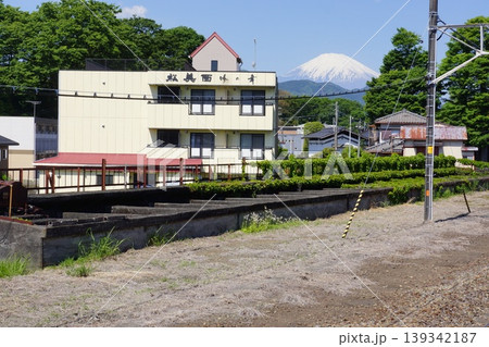 神奈川県足柄上郡松田町の御殿場線松田駅から富士山方面を臨む風景 神奈川県足柄上郡松田町の御殿場線松田駅から富士山方面を臨む風景 139342187