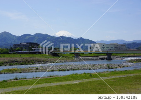 神奈川県足柄上郡松田町の小田急線新松田駅周辺の酒匂川から富士山方面を臨む風景 139342188