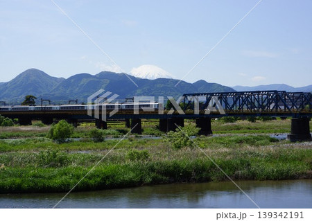 神奈川県足柄上郡松田町の小田急線新松田駅周辺の酒匂川から富士山方面を臨む風景 神奈川県足柄上郡松田町の小田急線新松田駅周辺の酒匂川から富士山方面を臨む風景 139342191