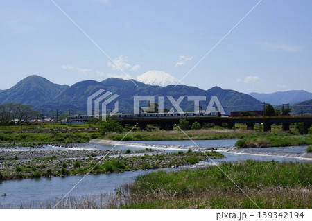 神奈川県足柄上郡松田町の小田急線新松田駅周辺の酒匂川から富士山方面を臨む風景 神奈川県足柄上郡松田町の小田急線新松田駅周辺の酒匂川から富士山方面を臨む風景 139342194