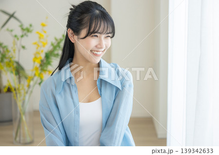 笑顔の若い女性 笑顔の若い女性 139342633