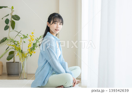 リビングにいる若い女性 リビングにいる若い女性 139342639