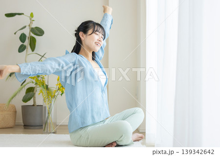リビングにいる若い女性 リビングにいる若い女性 139342642