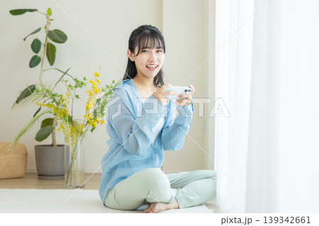 スマホで動画を観る女 139342661