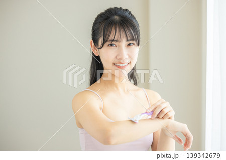 ボディケアする若い女性 ボディケアする若い女性 139342679