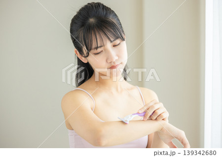 ボディケアをする若い女性 ボディケアをする若い女性 139342680