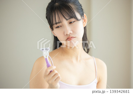 ボディケアをする若い女性 139342681