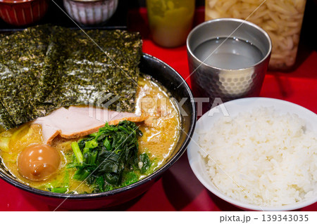 杉田家のラーメンとライス 139343035