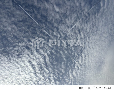 うろこ雲が広がる青空の幻想的な波模様 うろこ雲が広がる青空の幻想的な波模様 139343038