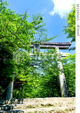【福岡】初夏の太宰府 竈門神社の一の鳥居と青空 【福岡】初夏の太宰府 竈門神社の一の鳥居と青空 139343136