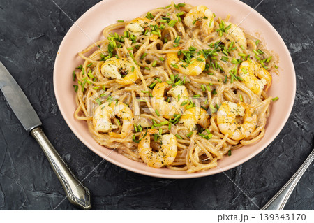 Spaghetti with shrimp in creamy sauce 139343170