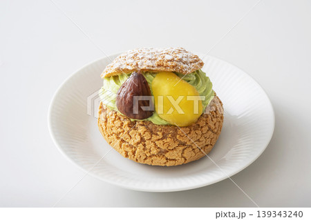抹茶と栗のシュークリーム 抹茶と栗のシュークリーム 139343240