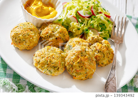 Baked meat and vegetable polpette with salad 139343492