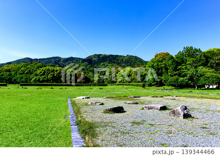 【福岡】初夏の大宰府政庁跡 東脇殿跡の礎石と新緑 【福岡】初夏の大宰府政庁跡 東脇殿跡の礎石と新緑 139344466