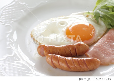 目玉焼きとハムとソーセージ 目玉焼きとハムとソーセージ 139344935