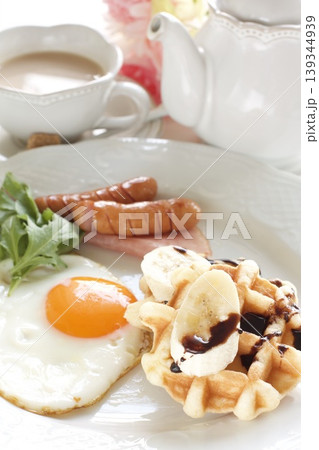 目玉焼きとワッフルの朝食 139344939