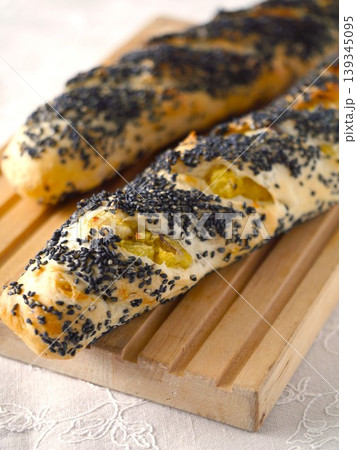 サツマイモと黒ゴマのソフトフランス サツマイモと黒ゴマのソフトフランス 139345095