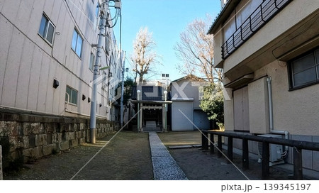 都会のビルに囲まれた静かな東關森稲荷神社 都会のビルに囲まれた静かな東關森稲荷神社 139345197