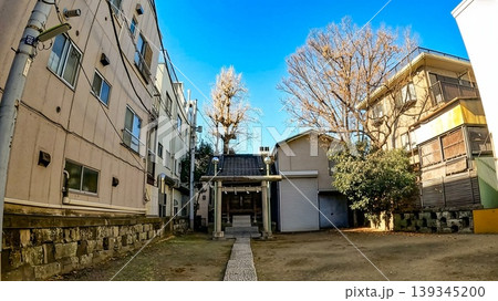 都会のビルに囲まれた静かな東關森稲荷神社 都会のビルに囲まれた静かな東關森稲荷神社 139345200