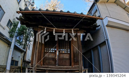 都会のビルに囲まれた静かな東關森稲荷神社 都会のビルに囲まれた静かな東關森稲荷神社 139345204